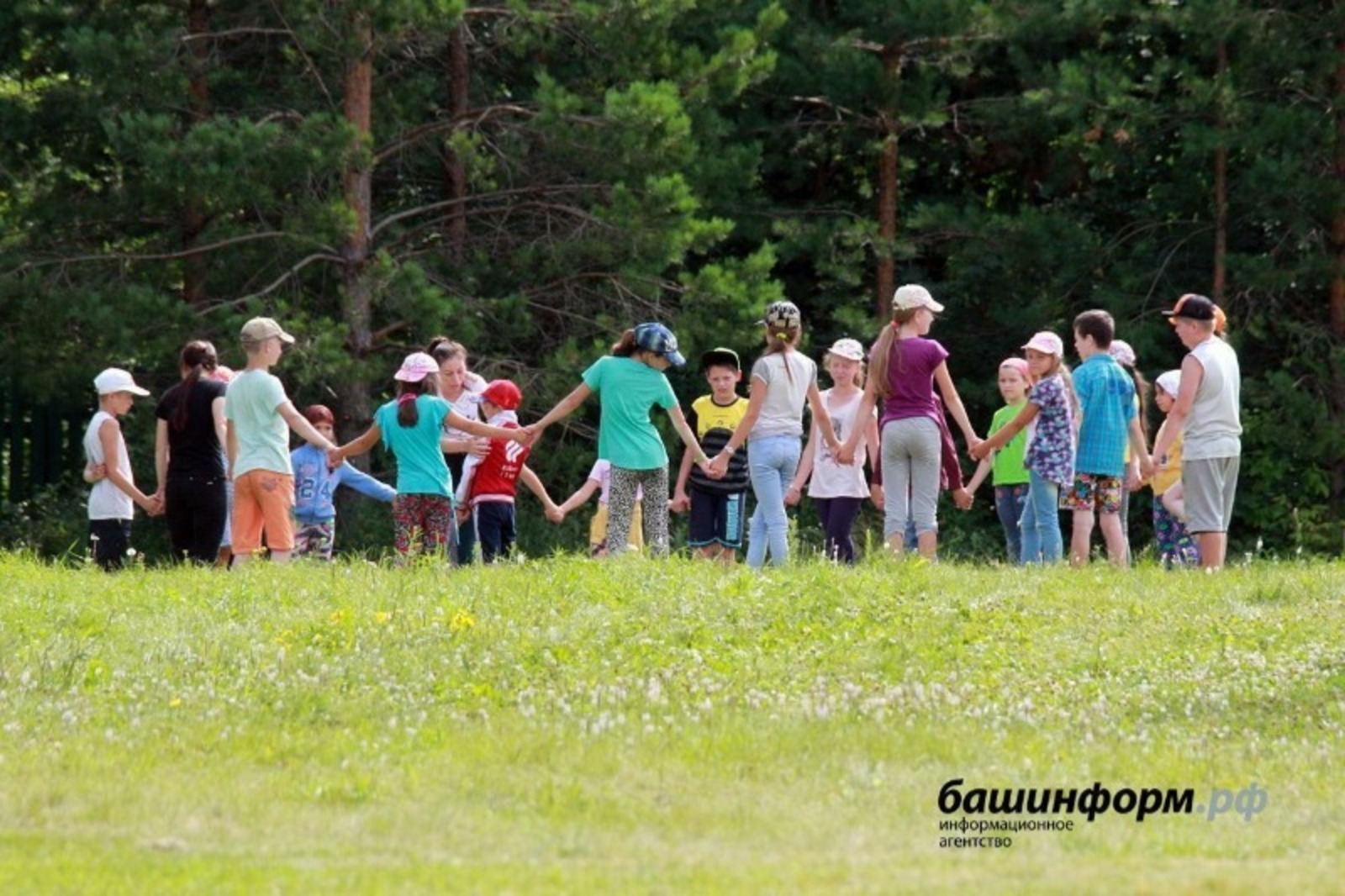 Жители России приобрели более 420 тысяч путёвок в детские лагеря на сумму свыше 13,7 млрд рублей