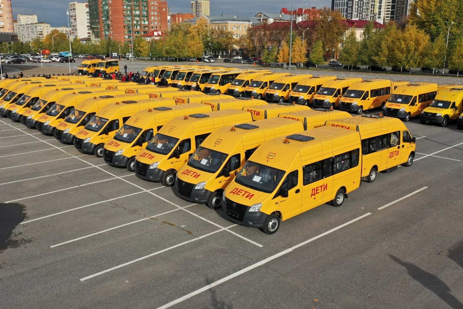 Радий Хабиров вручил ключи от 114 школьных автобусов