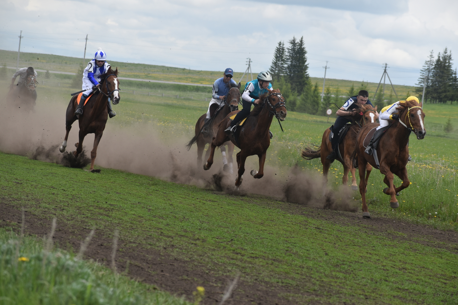 Сегодня на Дуванском ипподроме состоялось открытие летнего бегового сезона лошадей