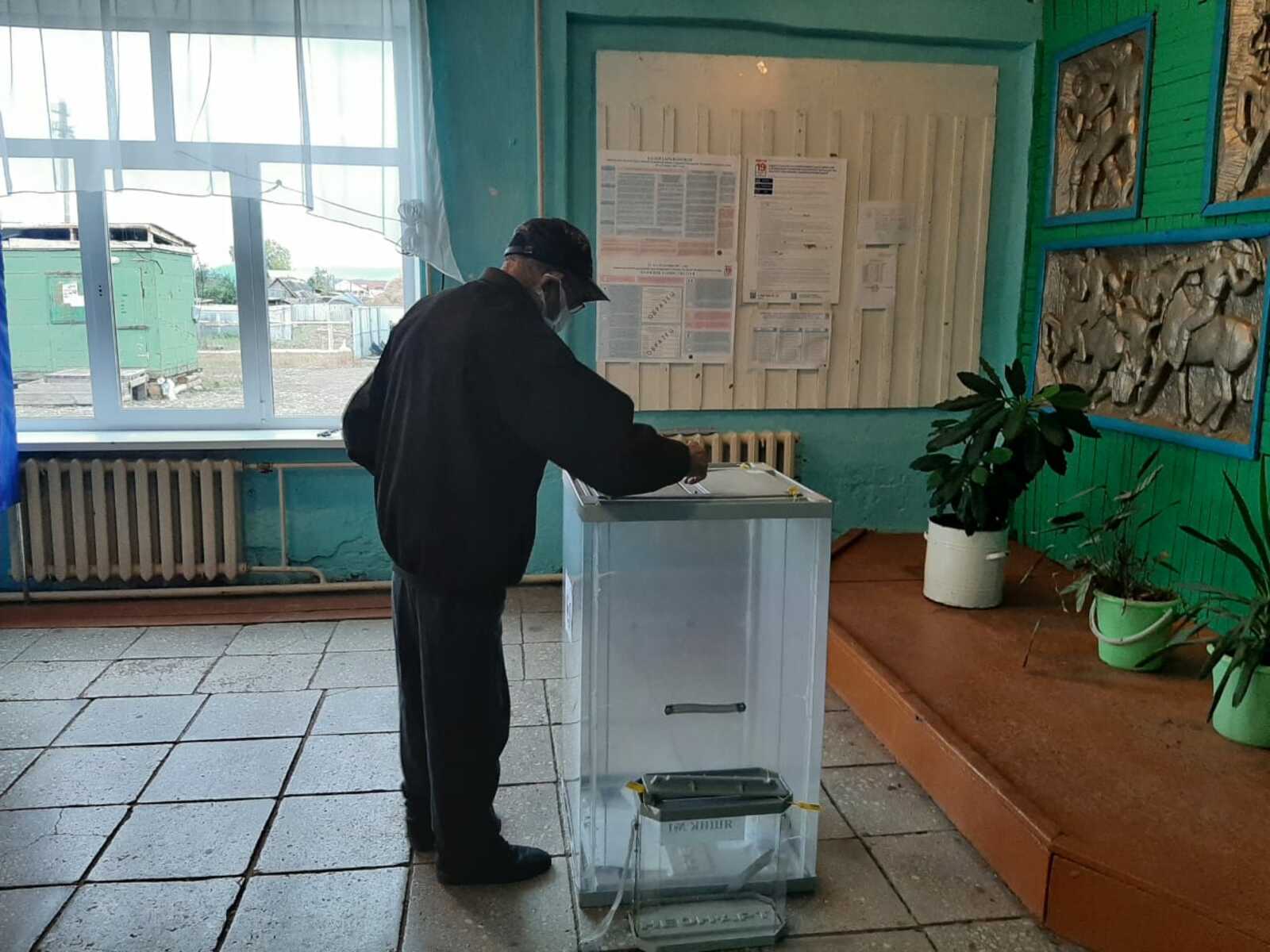 Голосование на избирательном участке № 1765