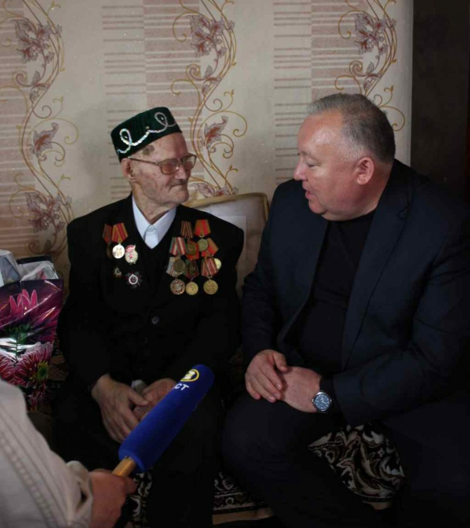 Аксакала поздравили глава АМР Ф. Чингизов и другие гости, после чего он принял участие в возложении цветов к памятнику односельчанам – участникам ВОВ.