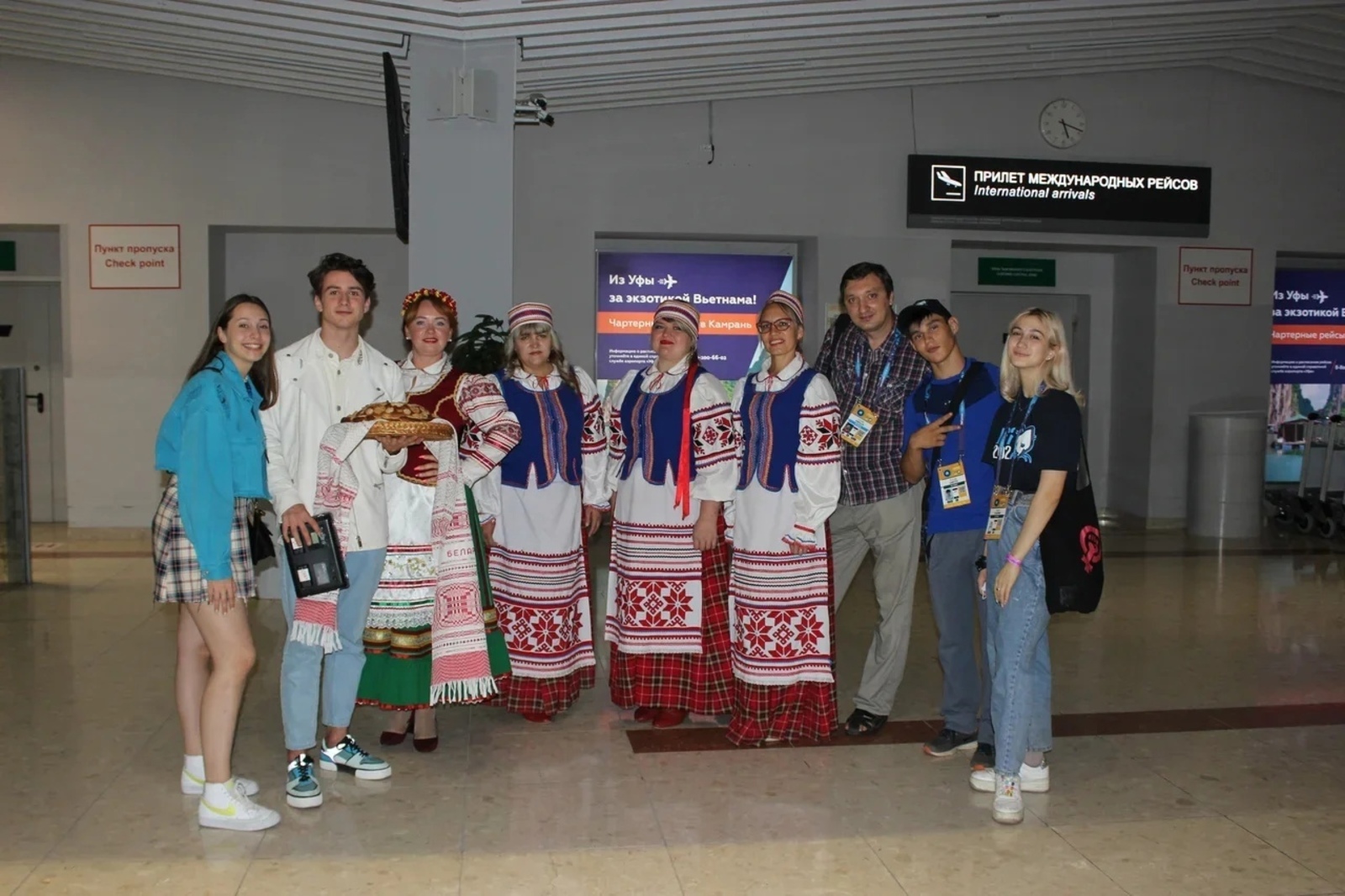 Спортсменок из Белоруссии встречали наши "Сябры"