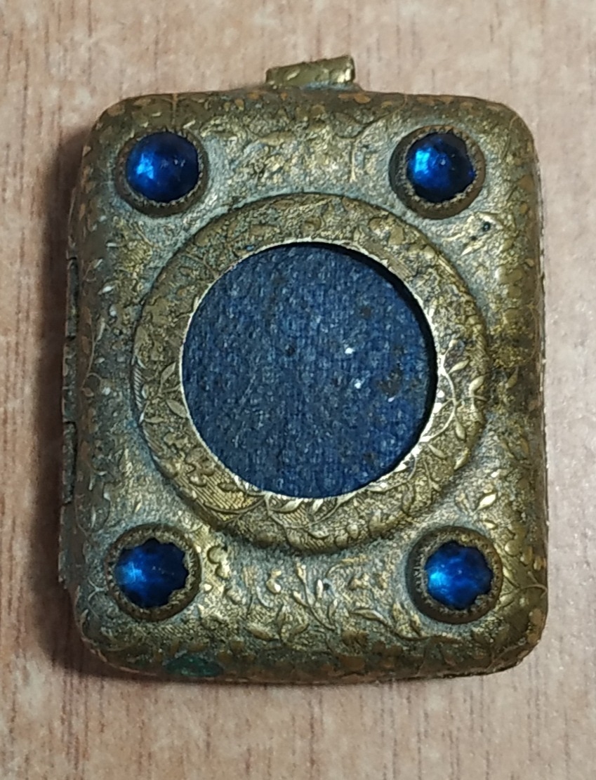 Коран в миниатюре в виде талисмана