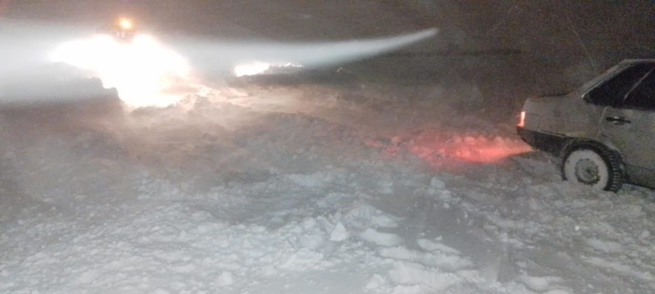 Шесть автомобилей застряли в снежном плену в одном из районов Башкирии