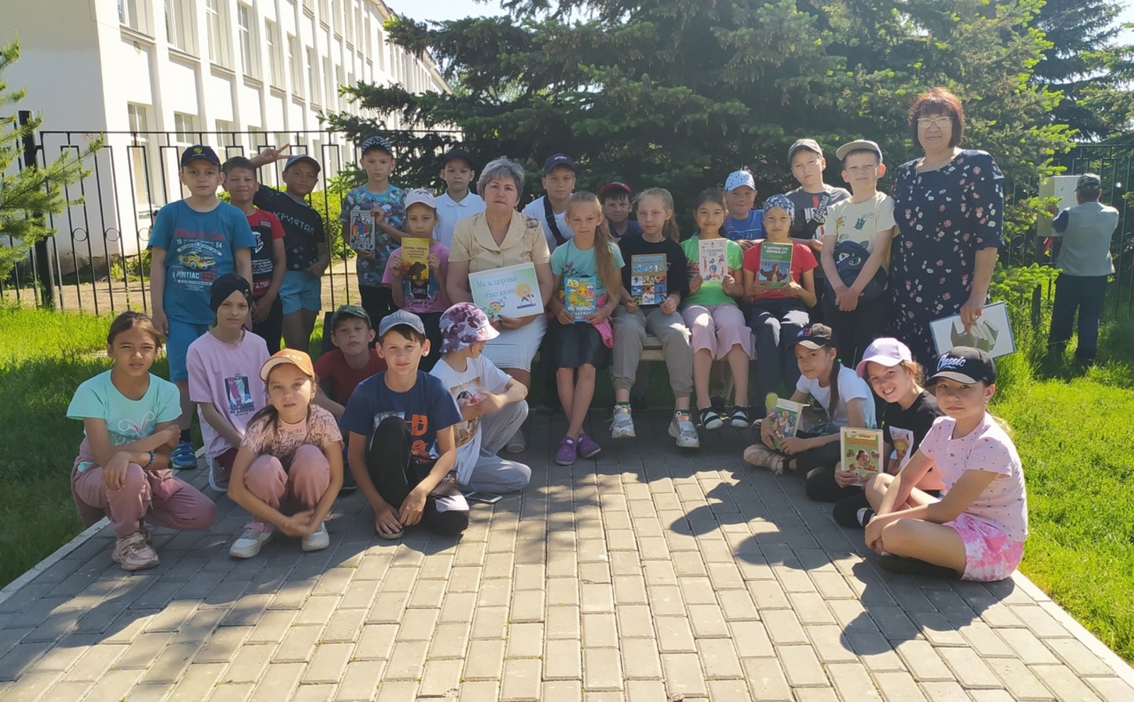 В Парке семейного отдыха села Чекмагуш Республики Башкортостан прошло мероприятие – Поляна веселых затей «Книга! Спорт! Игра! Ура!»