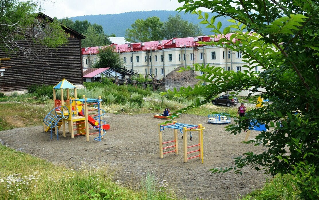 Новая детская площадка появилась в отдалённом микрорайоне Белорецка