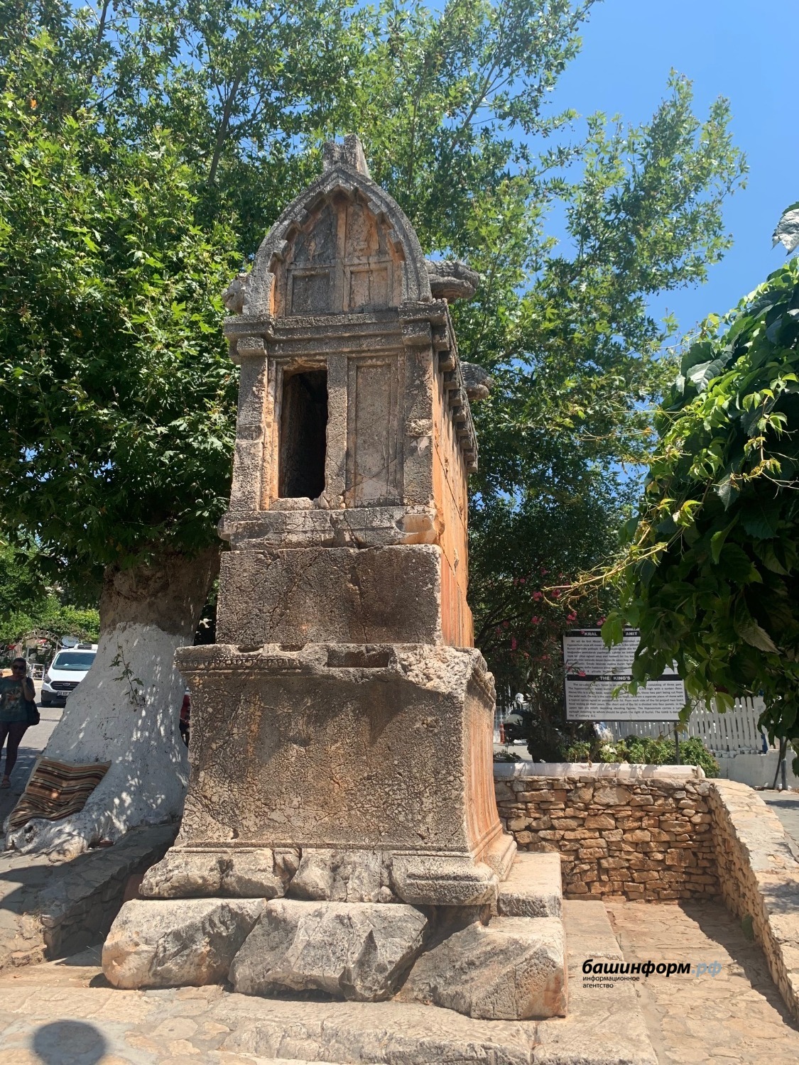 автор  Королевская гробница в Каше.