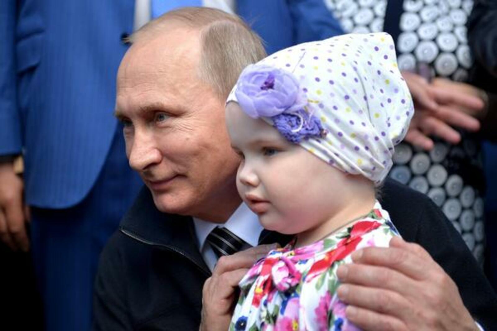 Путин утвердил право на сохранение прежних выплат на детей до назначения единого пособия