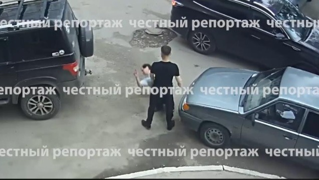 С одного удара: жесткое видео с уфимцем, который умирал, пока все проезжали мимо