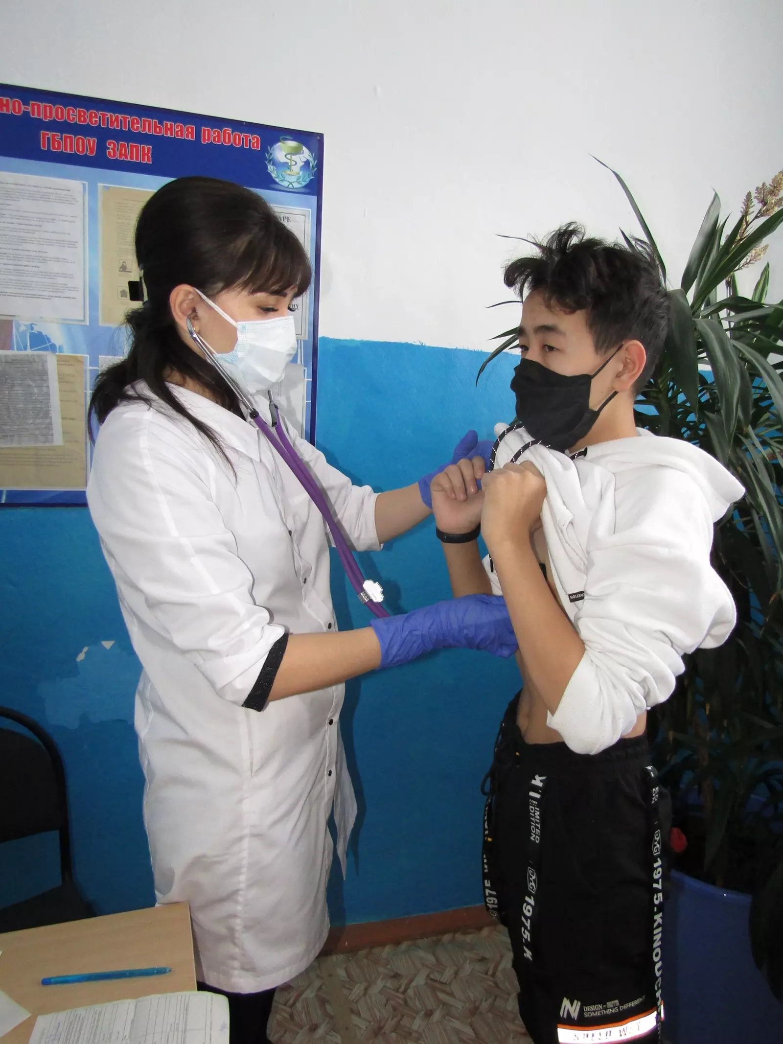 Студенттар вакцина эшләтте