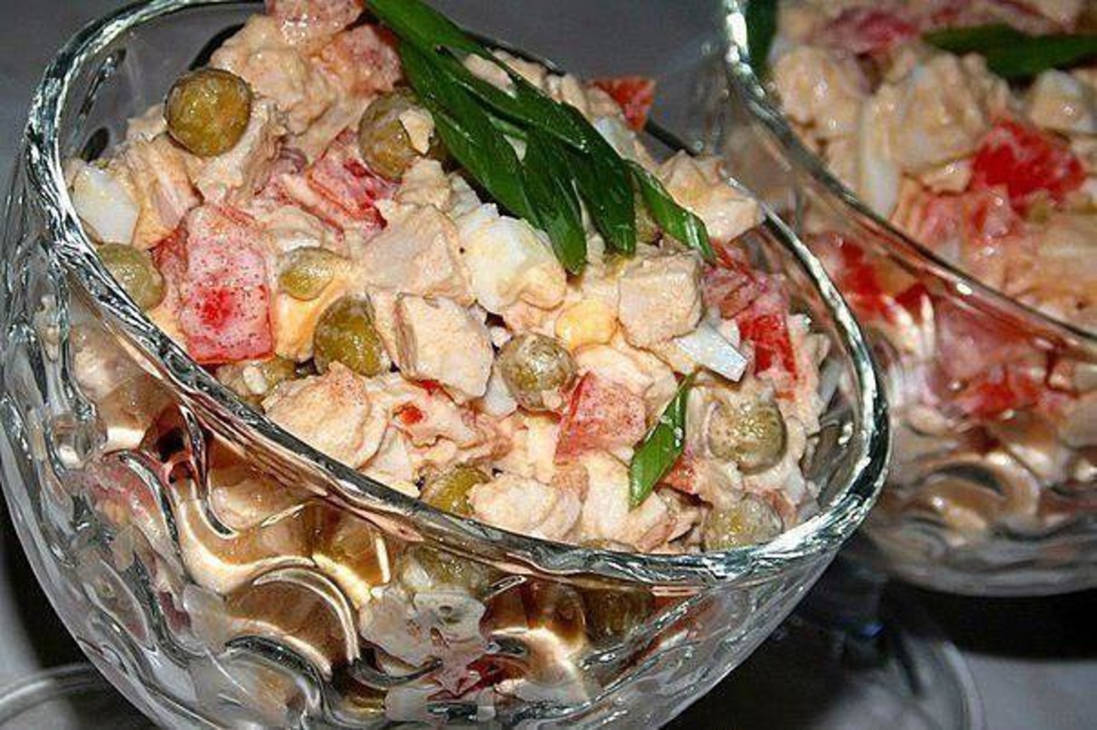 Салат с куриной грудкой и горошком