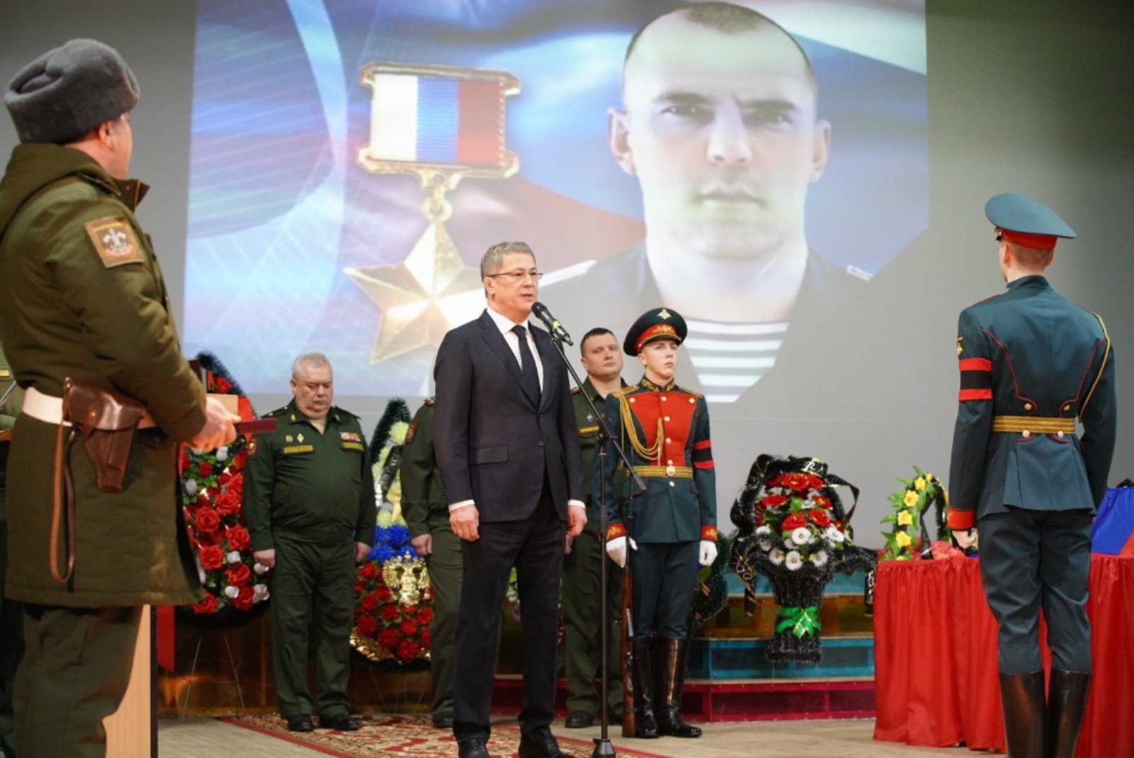 Радий Хабиров передал орден генерала Шаймуратова семье погибшего Героя России Алмаза Сафина