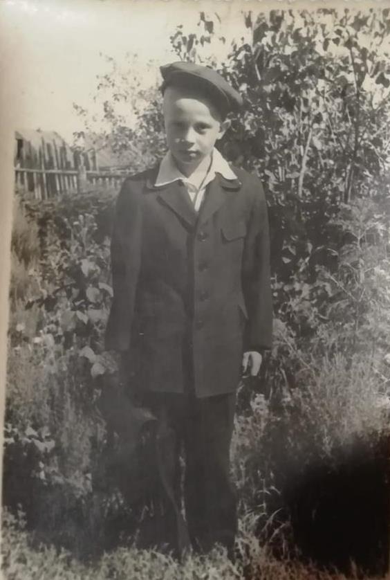 из личного архива  старший брат артиста Юрий