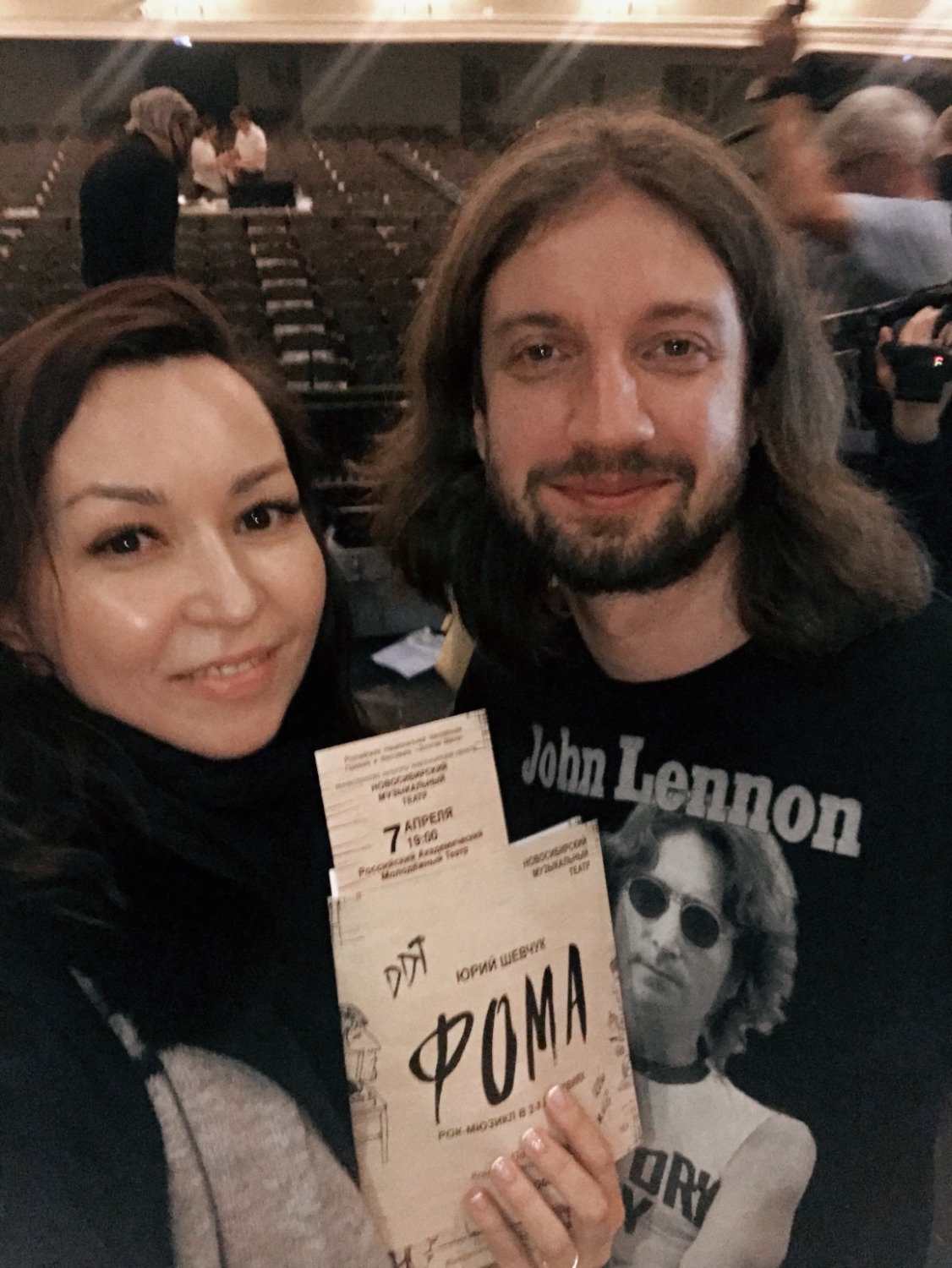 С режиссером музыкального театра Филиппом Разенковым на фестивале «Золотая Маска», 2021 год