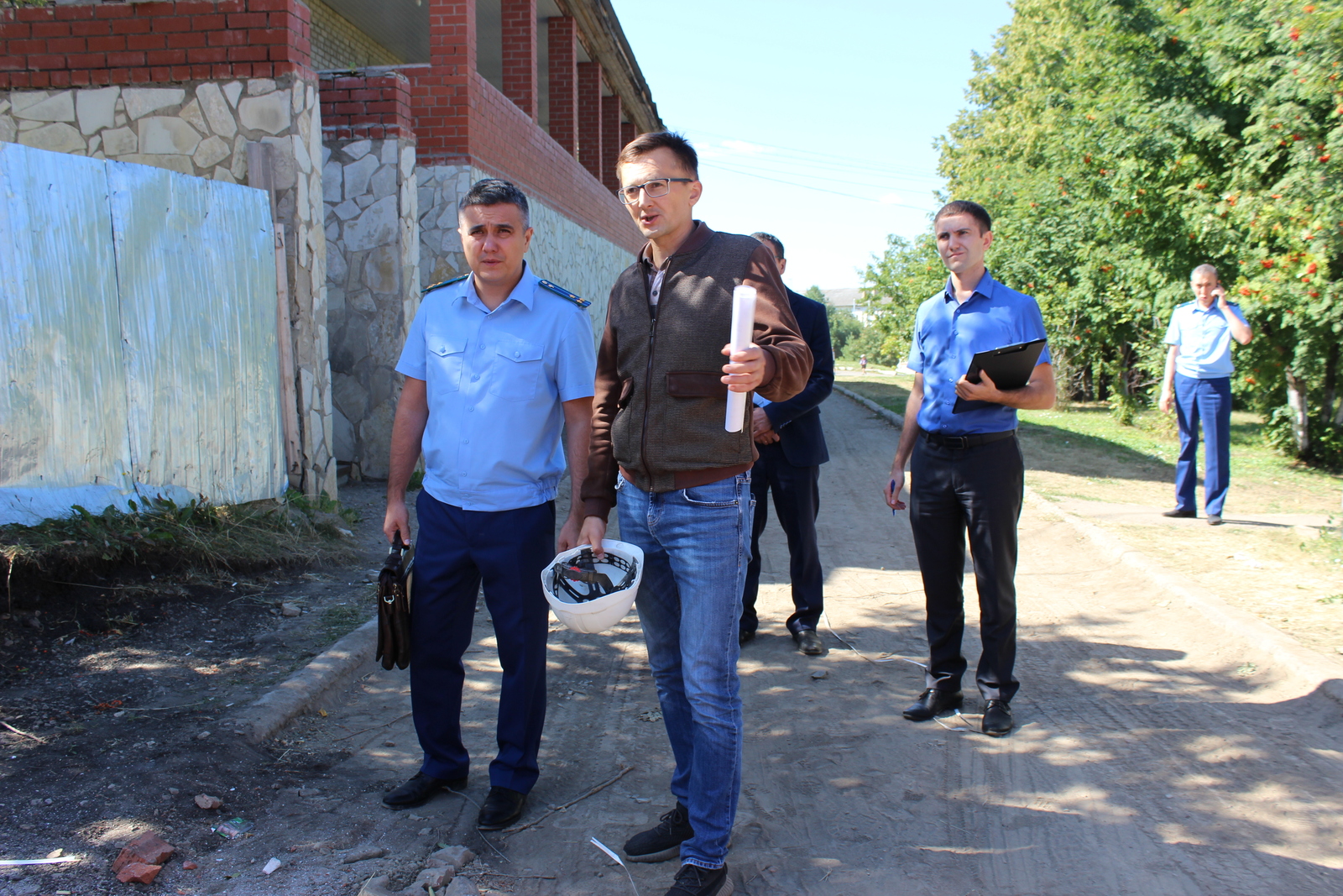 Заместитель прокурора Республики Башкортостан провел личный прием граждан, а также проверил ход и этапы строительства больницы.