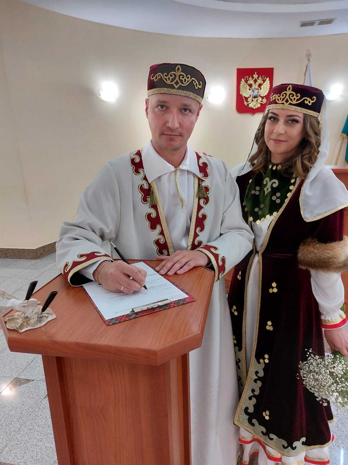 В Башкирии пара из ХМАО расписалась в национальных костюмах