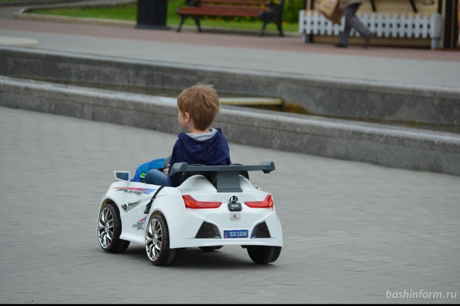 автор