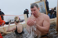 Врач раскрыла оптимальное время купания в крещенской проруби