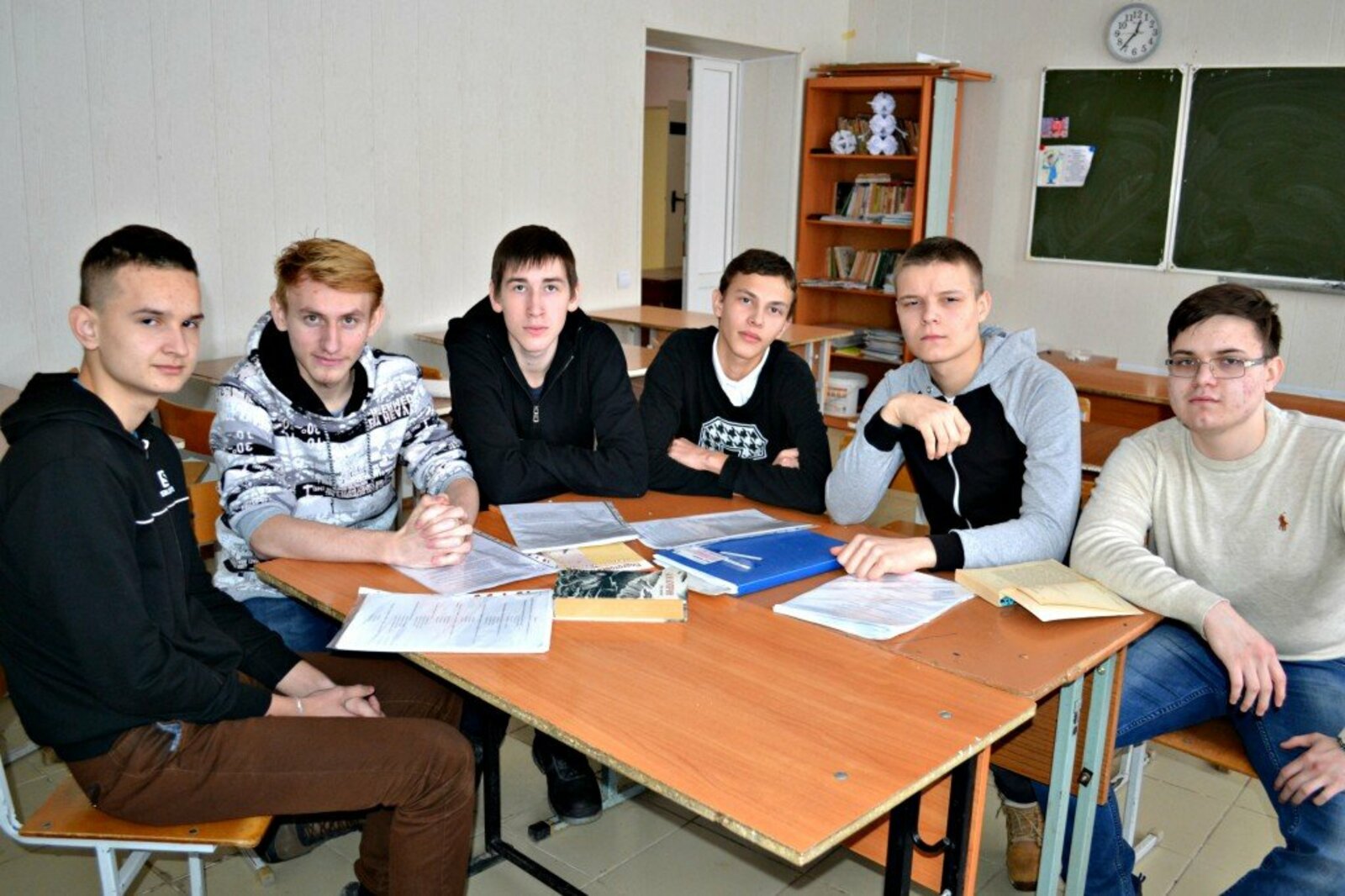 Студенты первого курса, принявшие участие в конкурсе-практикуме строительных профессий в городе Уфе.