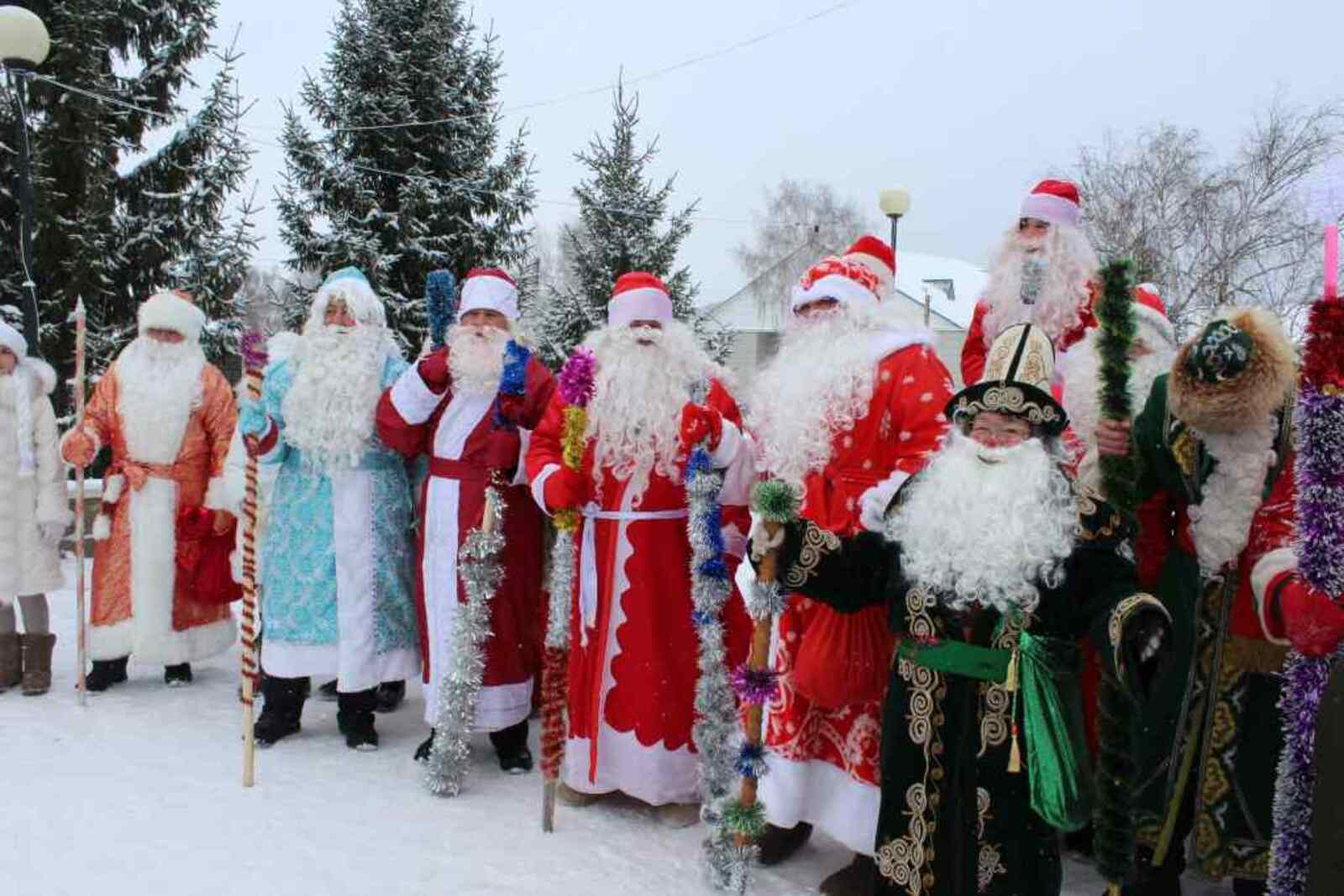 Парад Дедов Морозов, собравший более 60 участников, получился весёлым и запоминающимся.