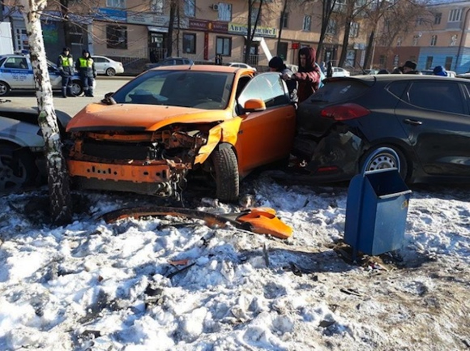 В Уфе водитель без прав травмировал двух человек и повредил пять машин