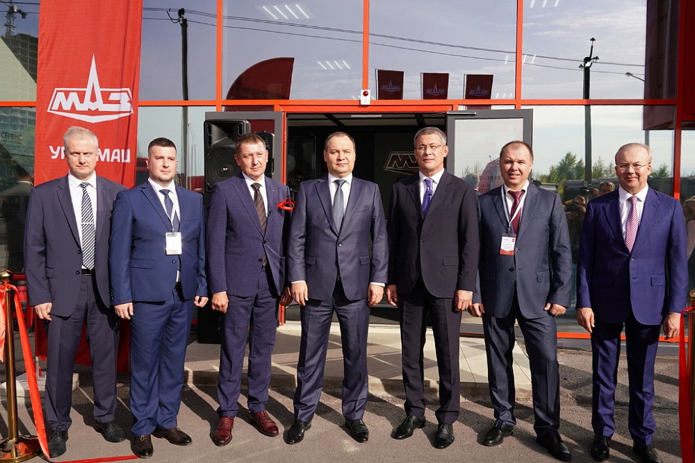 Радий Хабиров и Роман Головченко дали старт работе нового дилерского центра МАЗа в Уфимском районе