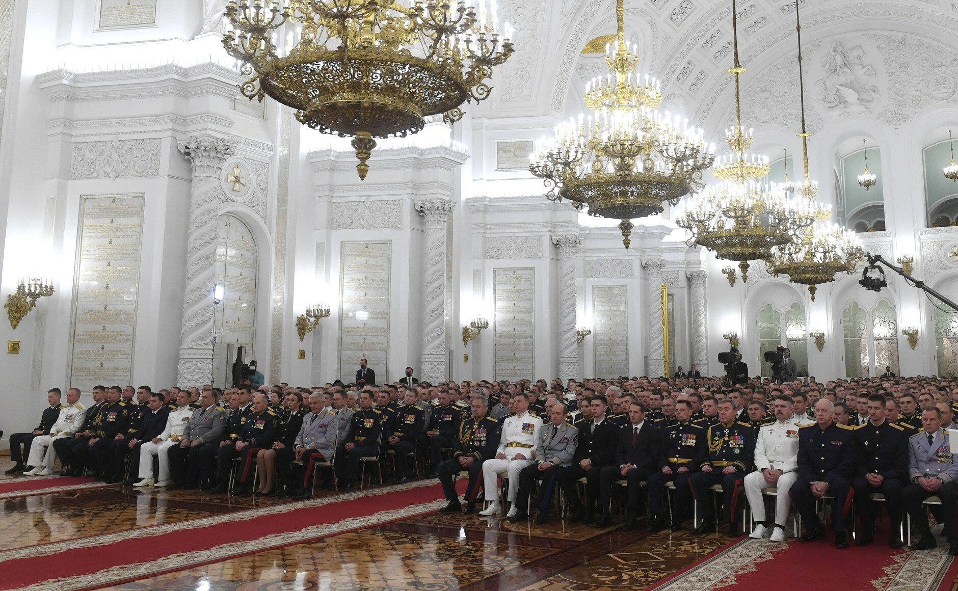 Президент Путин встретился с выпускниками военных вузов