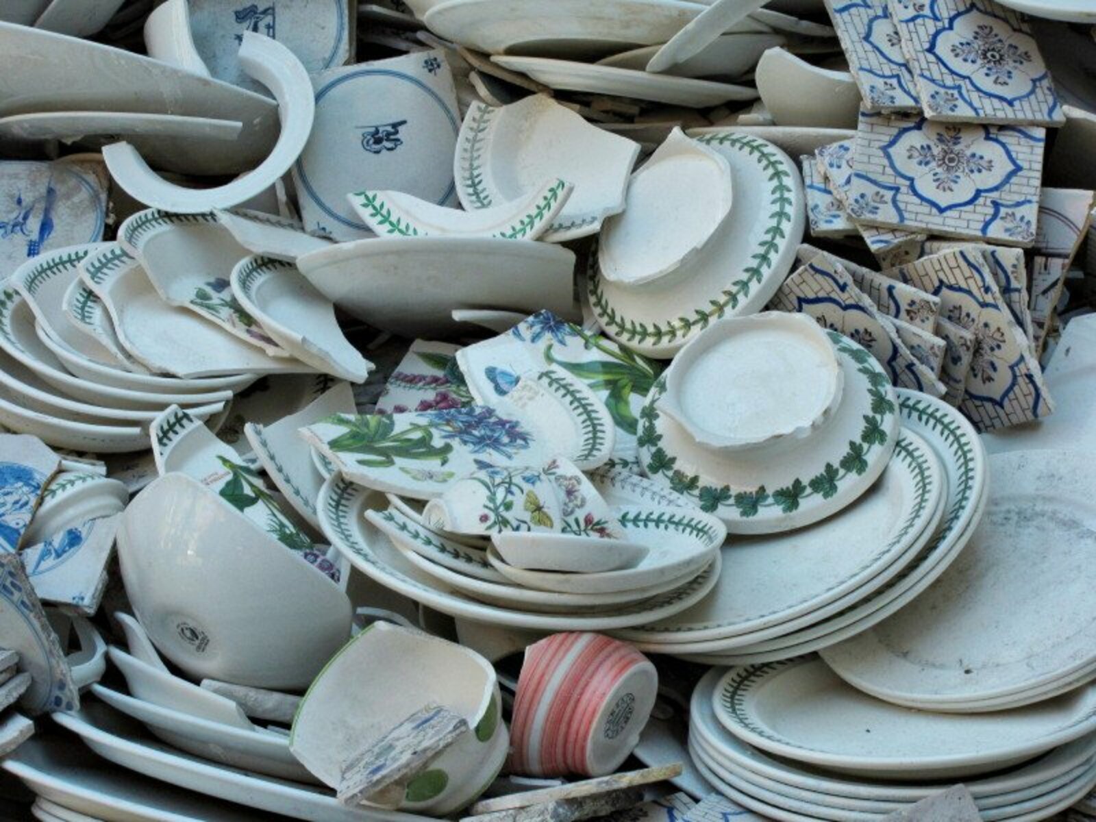 Осколки тарелка. Посуда. Битая посуда в Дании. Битая посуда. Старая посуда.