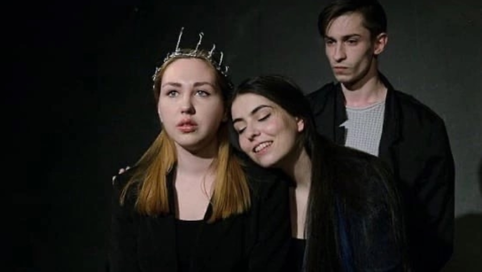 Классика семейного предательства - это драма Вильяма Шекспира «Король Лир», где его подло предают старшие дочери Регана и Гонерилья.