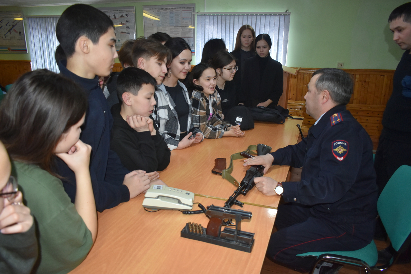 Сотрудники полиции Дуванского района провели день открытых дверей для школьников