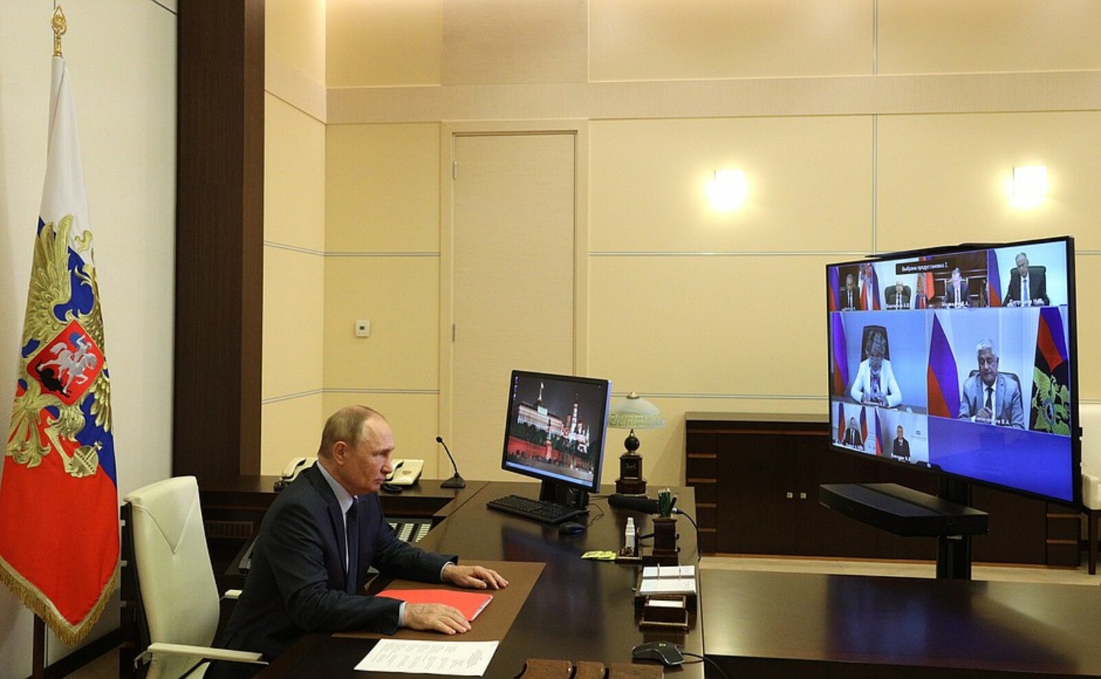 Путин обсудил с постоянными членами Совбеза РФ вопросы военной безопасности