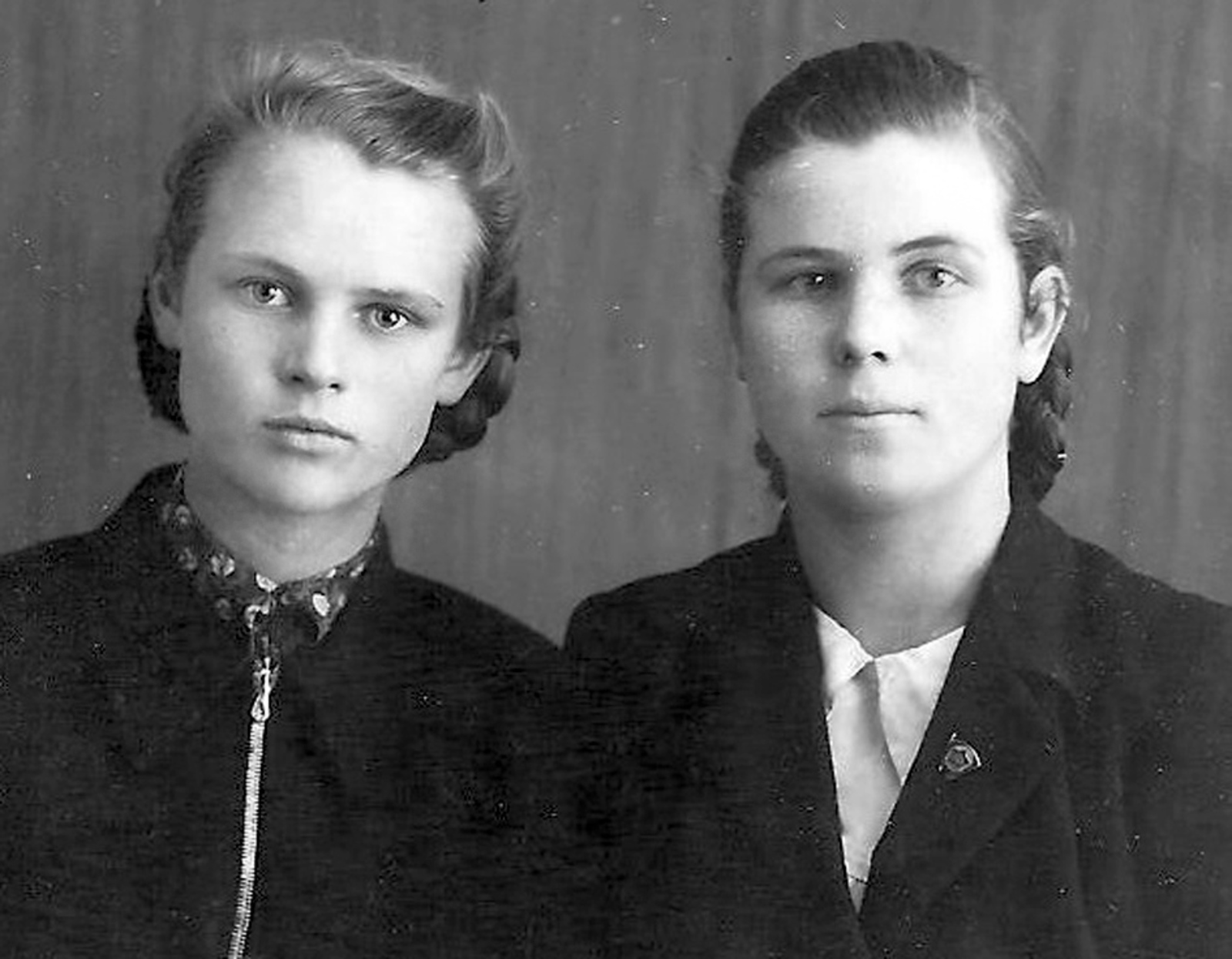 Лидия Шибанова с сестрой Эрной (справа). 1955 год.
