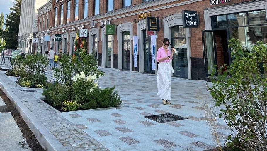 В Уфе озеленили отремонтированный тротуар гостевой улицы