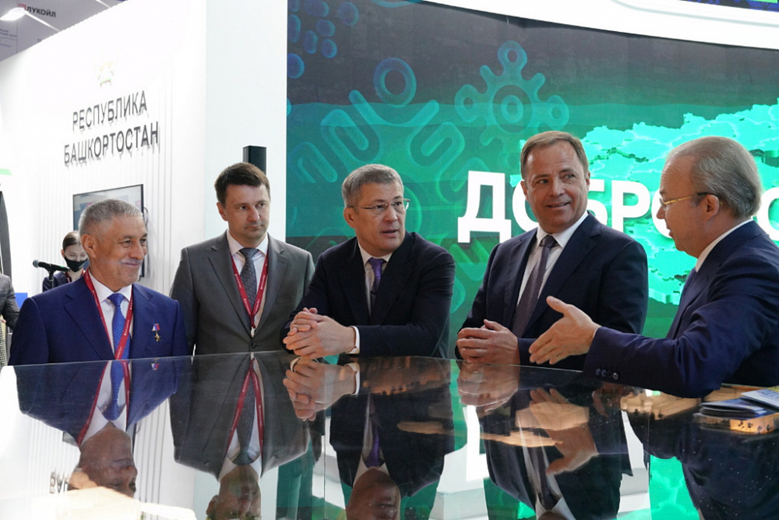 Полномочный представитель Президента России в ПФО Игорь Комаров посетил стенд Башкортостана