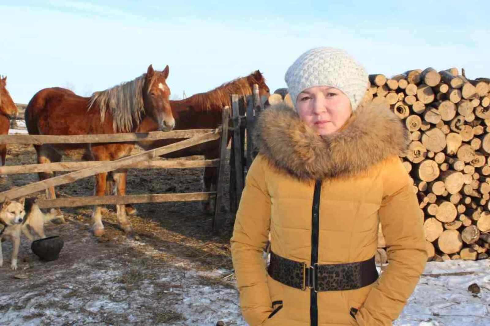 Уроженка Белоруссии Виктория Гильманова влилась в коллектив фермы лишь 4 года назад. До того ничего не смыслящая в доении коров, за этот период она не только освоила азы совершенно нового для неё дела, но и выбилась в передовые доярки.