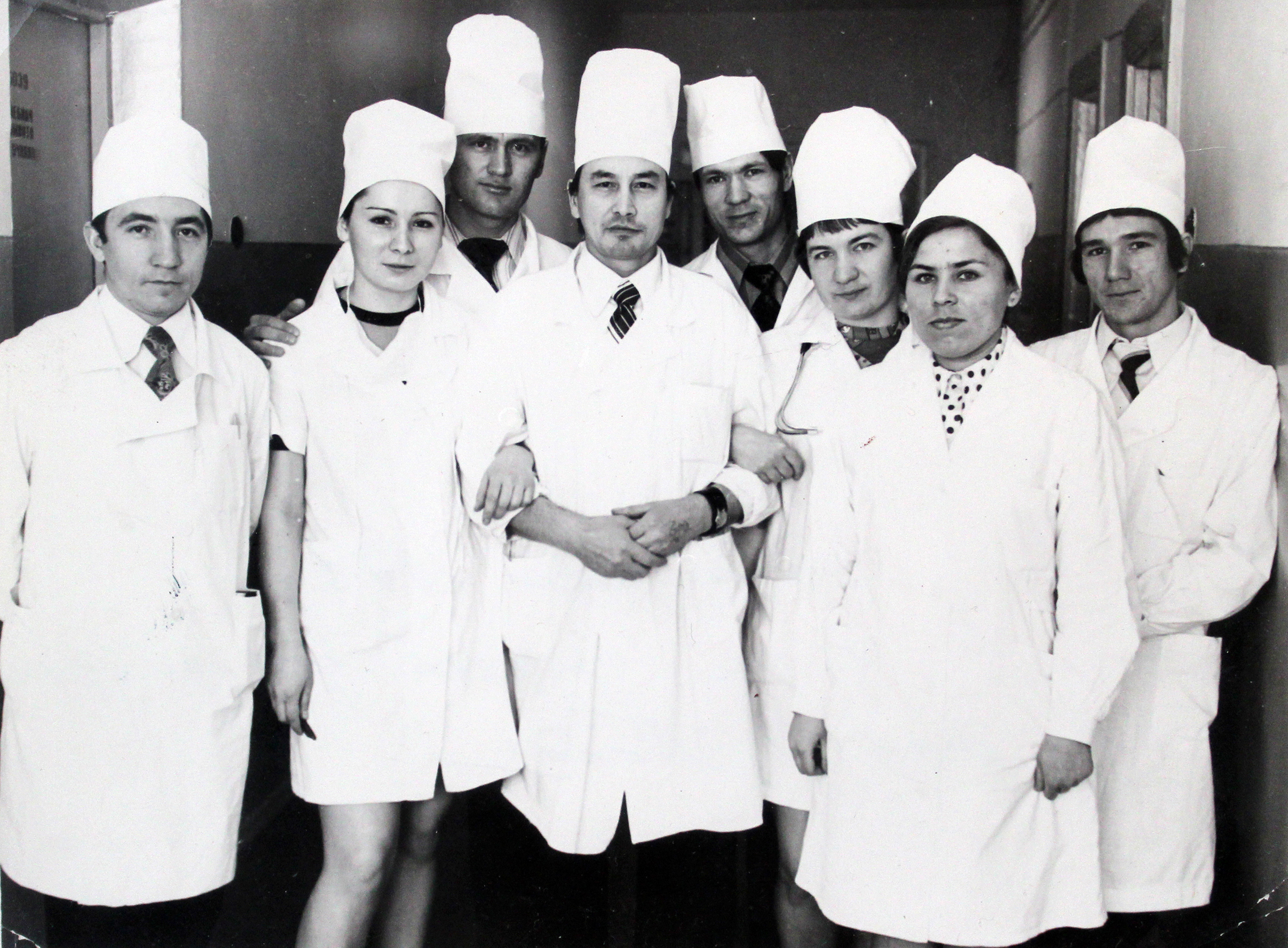 Субординаторы – будущие детские хирурги  с куратором М.Юлдашевым. 1978 г.