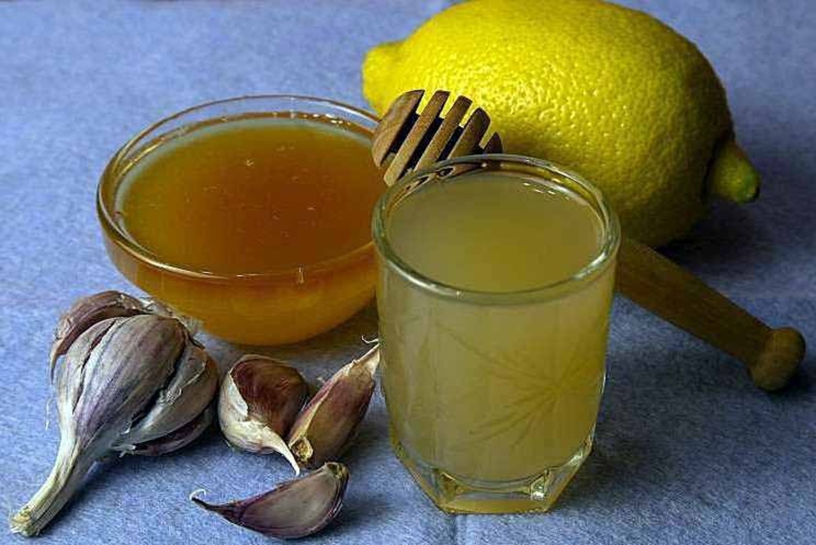 Рецепт лимона чеснока воды. Настой чеснока с лимоном. Мед лимон чеснок. Настой чеснока и меда. Настой чеснока с лимоном и медом.