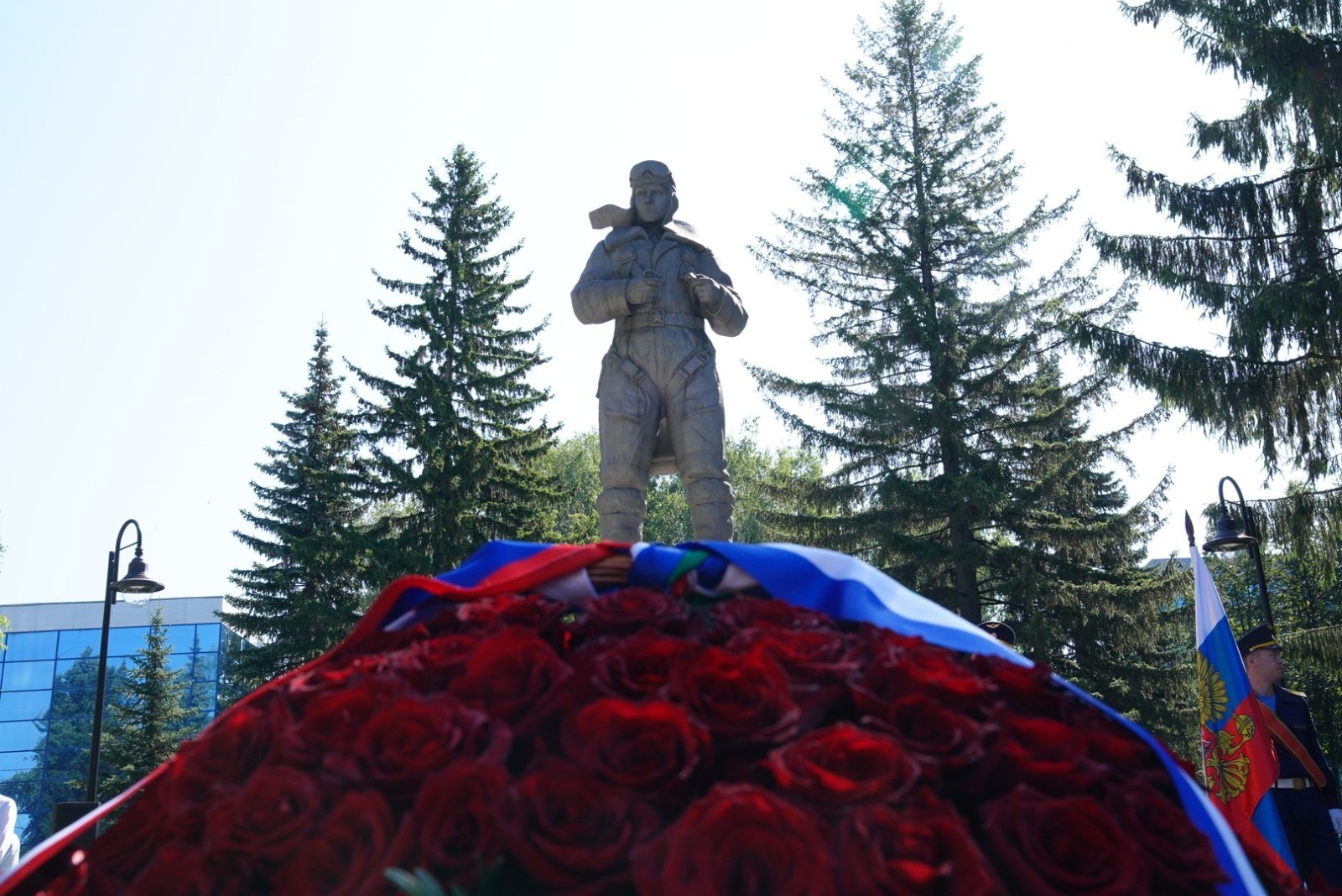 Глава Башкирии возложил цветы к памятнику Николаю Гастелло