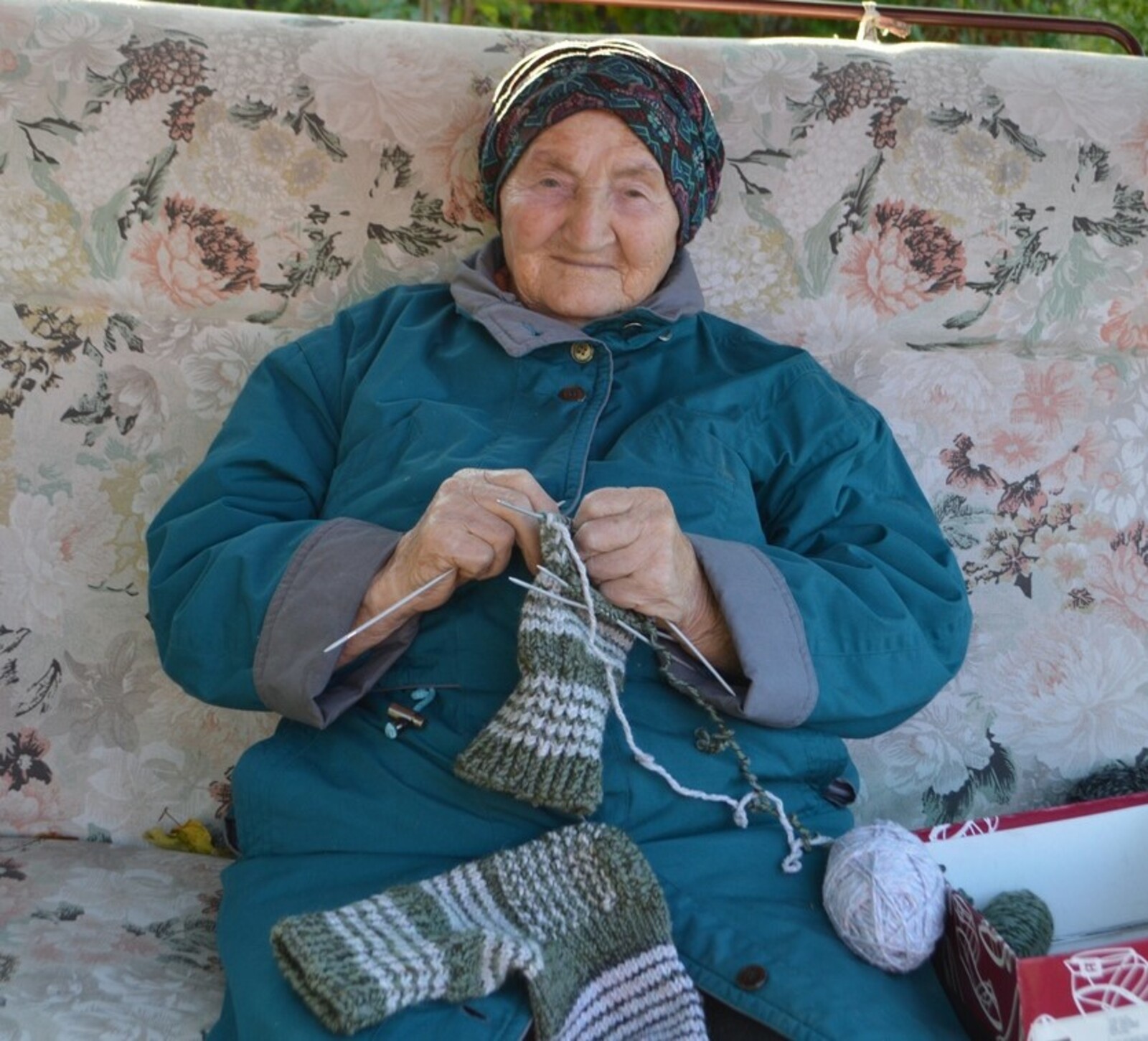91-летняя жительница с. Иглино связала для мобилизованных  двадцать шесть пар  носков