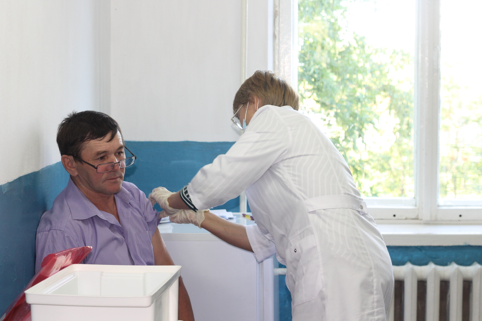 Медработник Ильзида Гатауллина проводит вакцинацию.