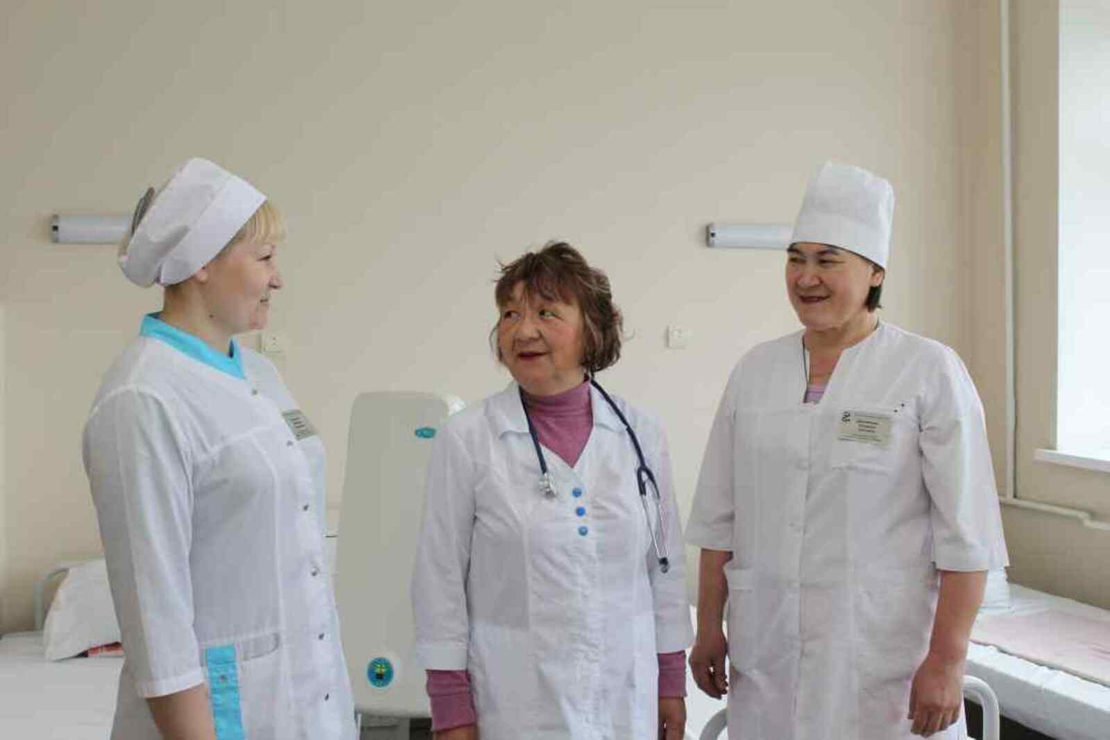 Рука об руку с заведующей Г. Даниловой трудятся медсестры Н. Соколова и А. Давлетова.