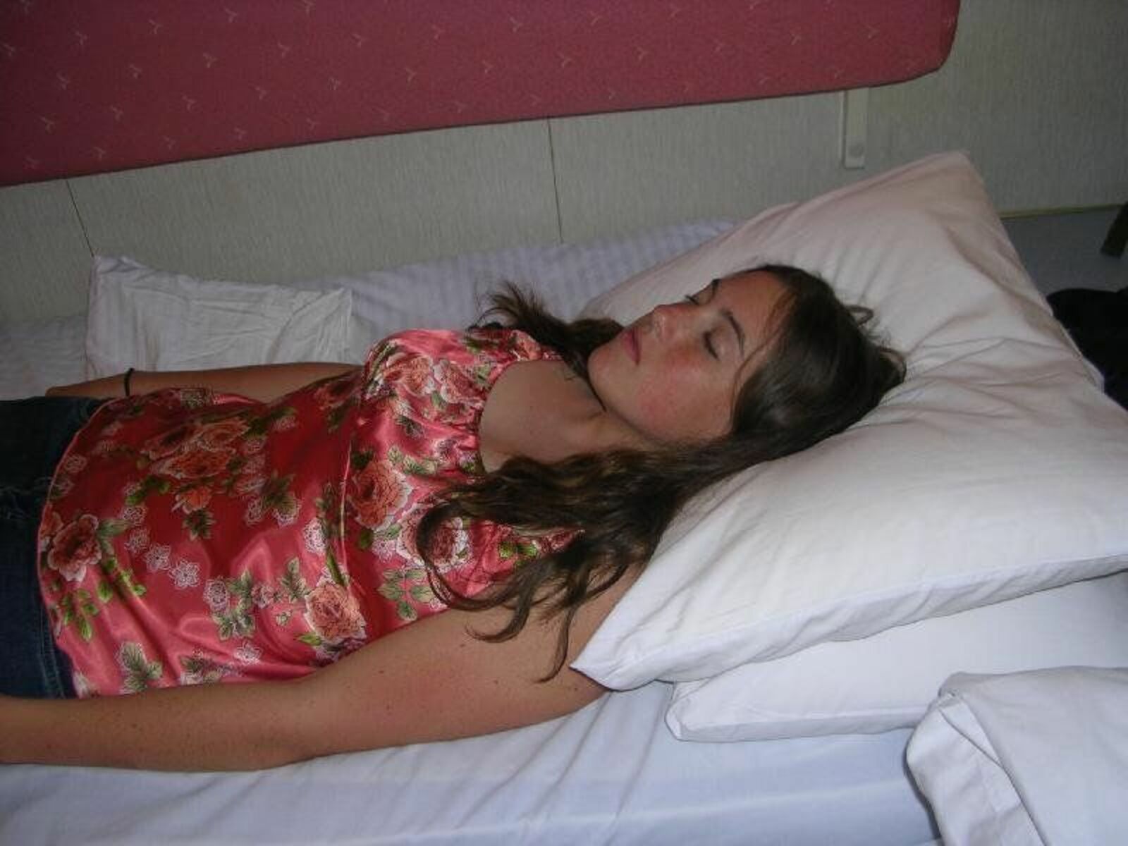 голая сестра в постели спит фото 118