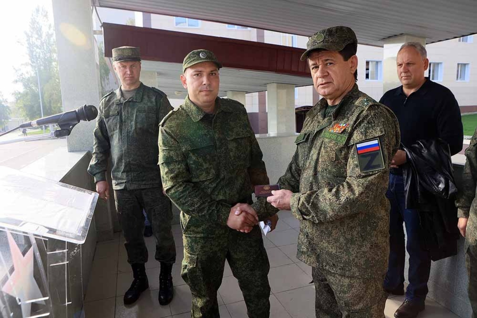 Александр ДАНИЛОВ  Глава госкомитета по ЧС Фарит Гумеров вручает удостоверение советника бойцу Рафаэлю Сатаеву.