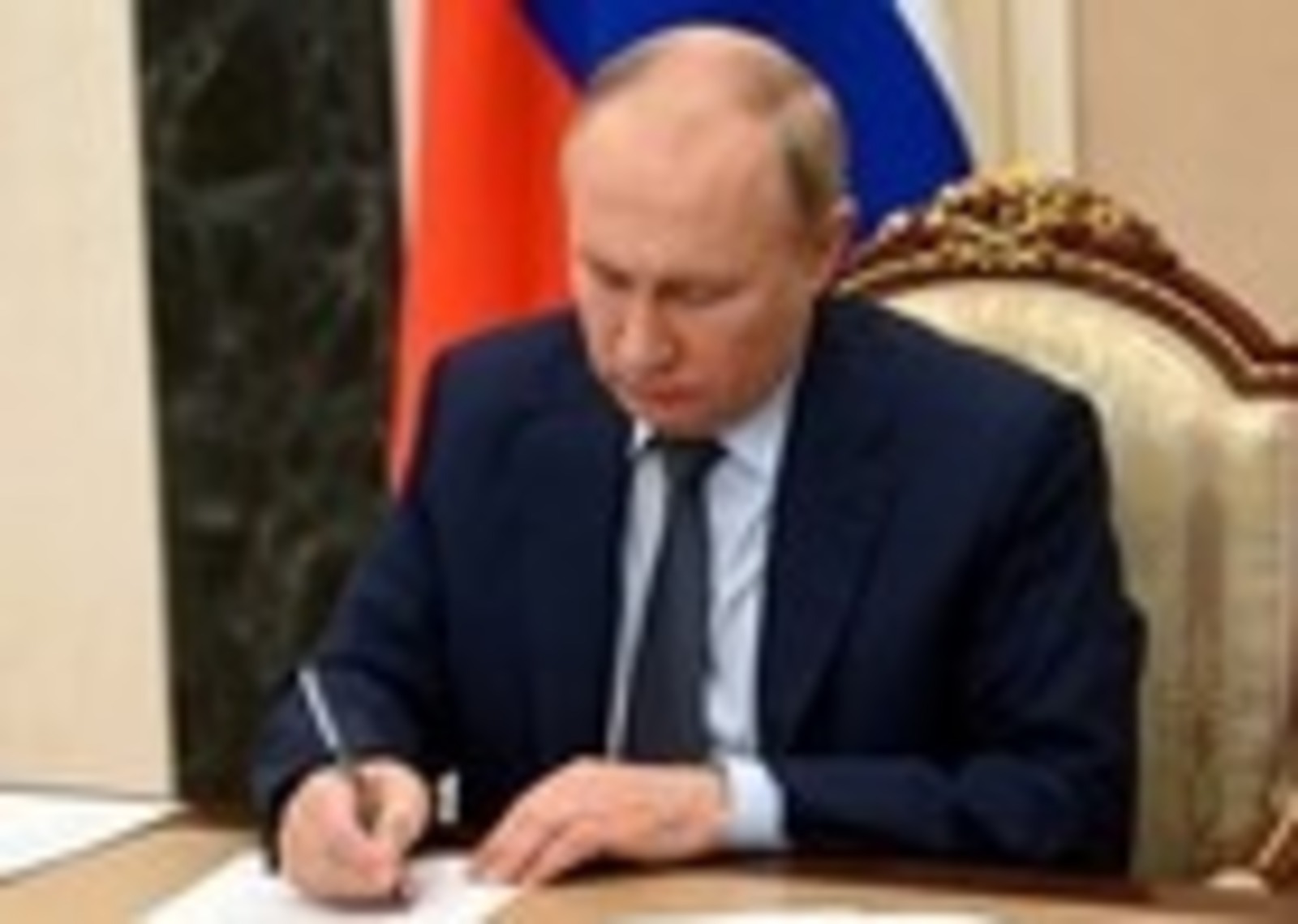 Путин поручил повысить доступность ипотеки на строительство деревянных домов и защитить средства граждан