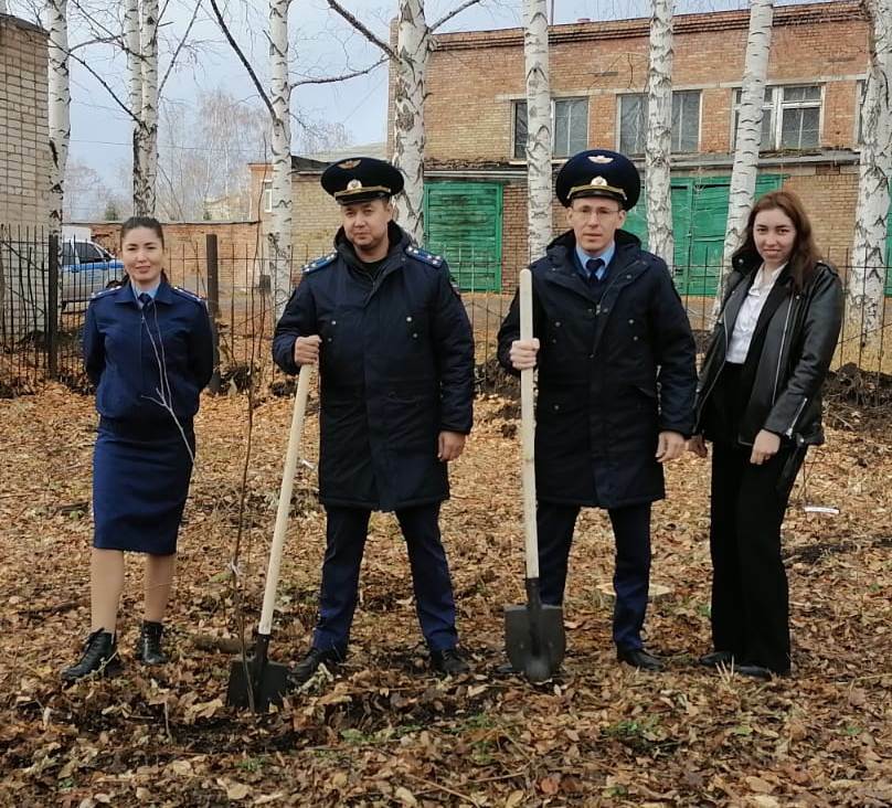 Сотрудники Мелеузовской межрайонной прокуратуры высадили деревья в честь 300-летия надзорного ведомства России