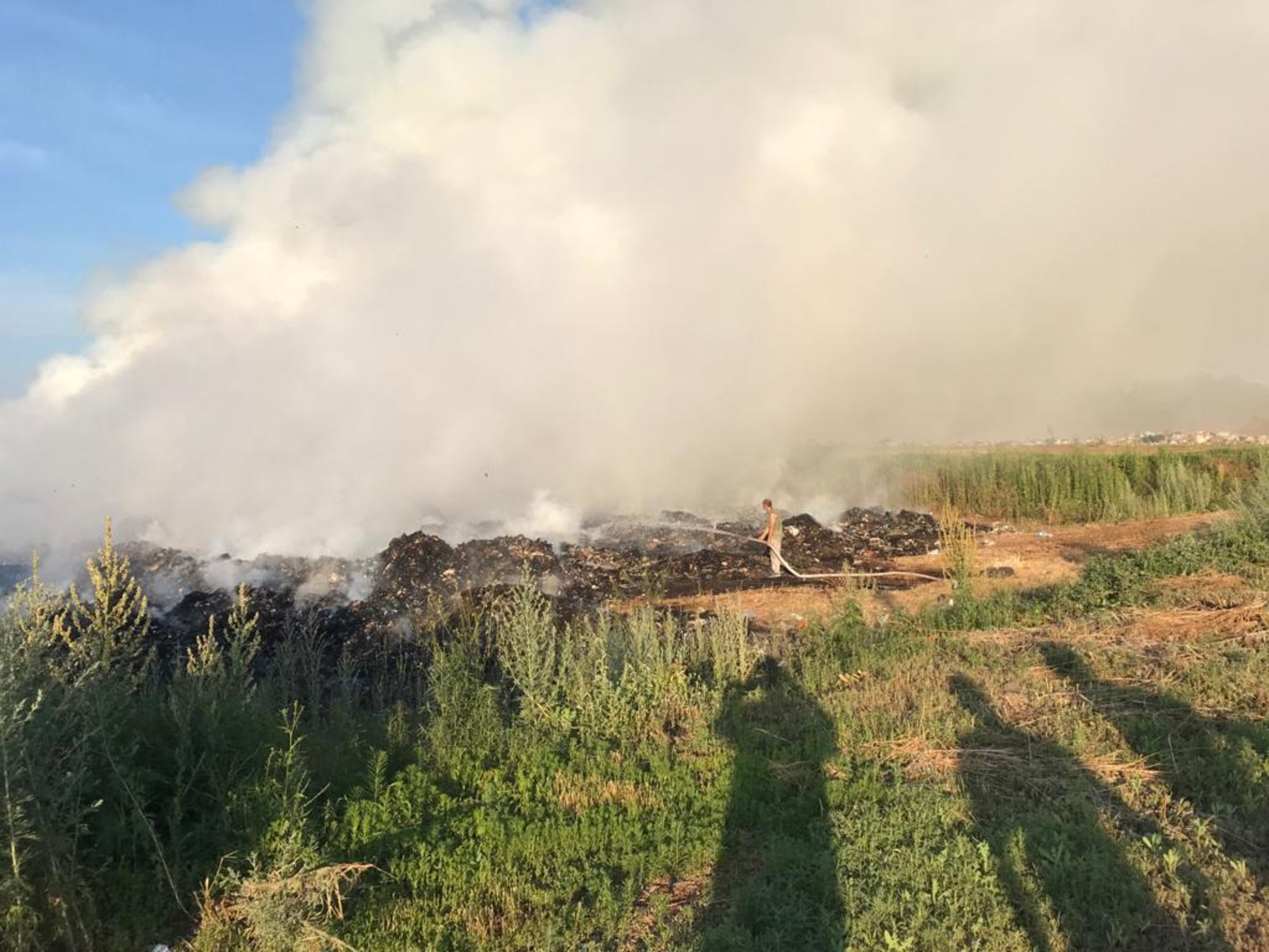 Пожар на полигоне бытовых отходов под Мелеузом тушат второй день