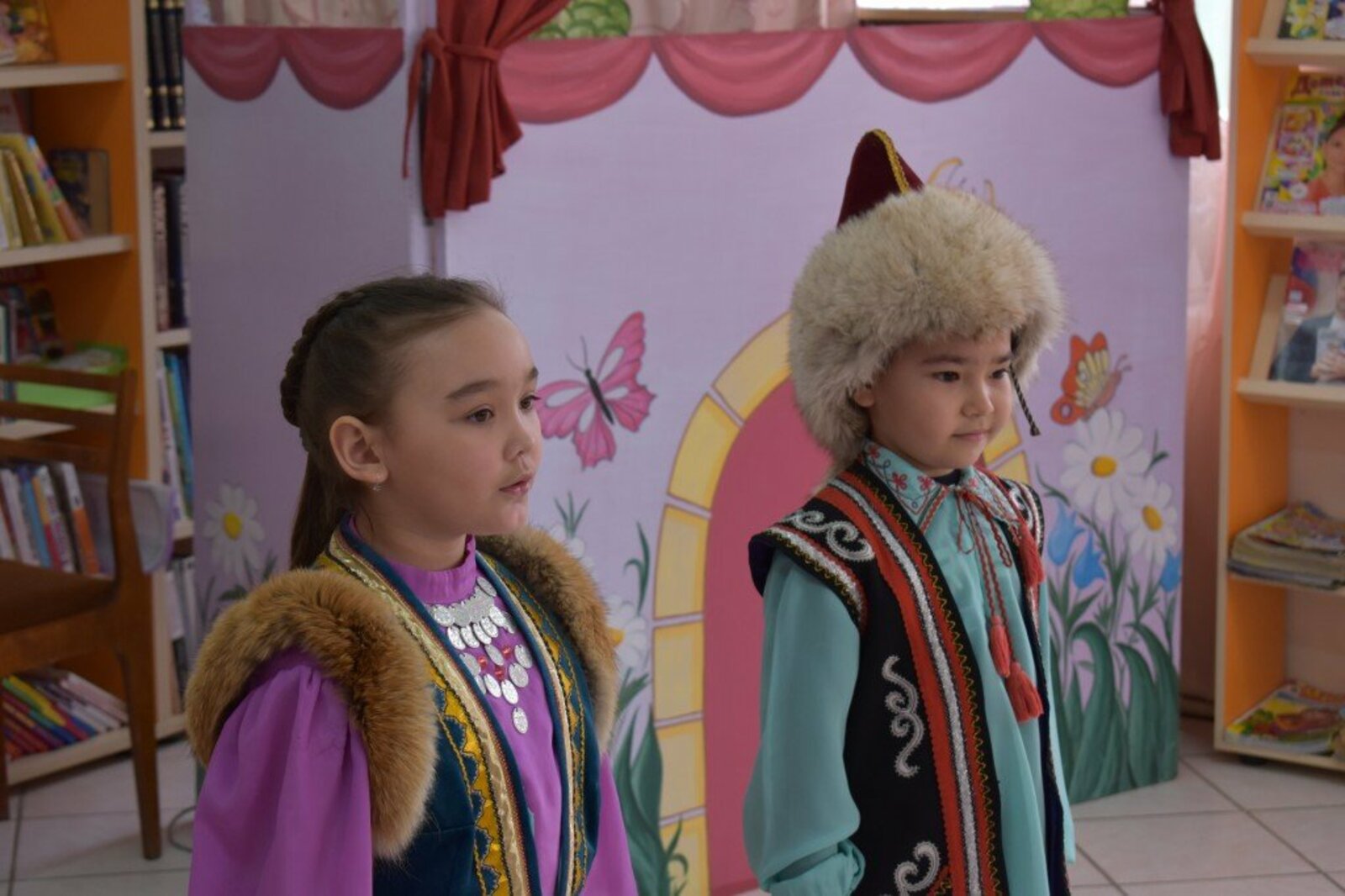 Первоклассники БГИ № 3  Риана Махмутова и Данил Асфандияров  читают стихи Мустая Карима.