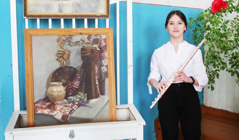 Регина Хайретдинова игрой на флейте поддерживала впечатление от просмотра полотен молодой художницы.