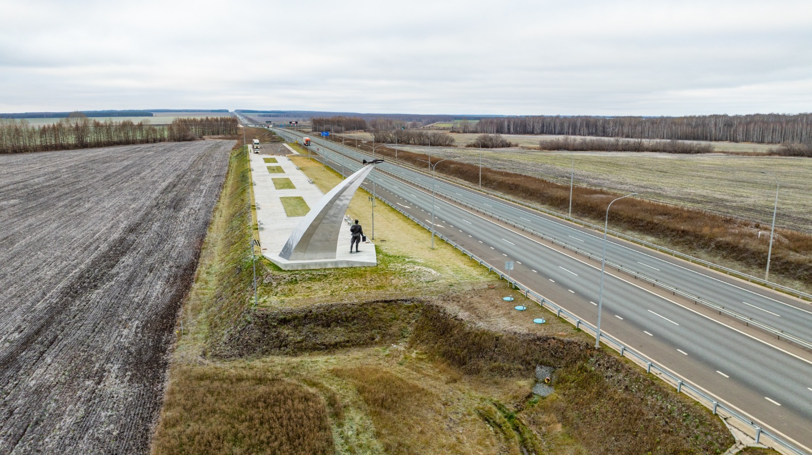 пресс-служба ГК «Автодор» памятник лётчику Мусе Гарееву на трассе М-12