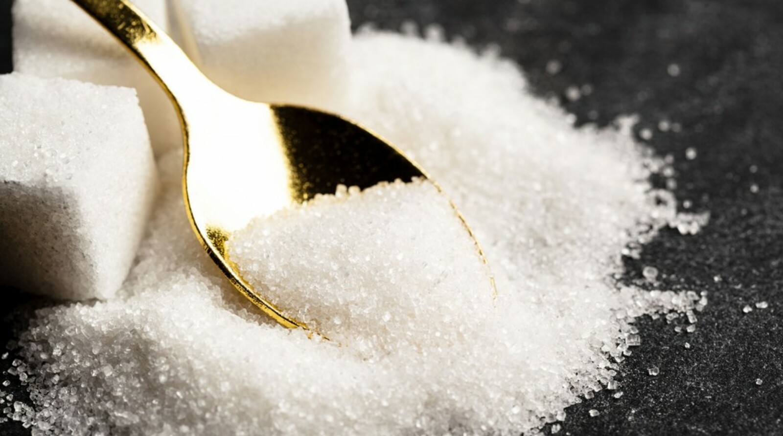 Хлеб с маслом и солью. Пассеруют муку на сливочном масле. Маслом и посыпаем солью и. Кастрюля с сахаром. Кастрюля с солью.